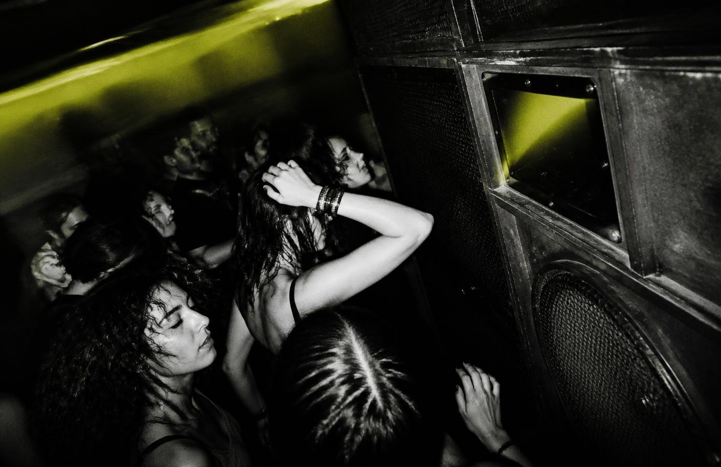 Pista de baile junto a un sistema de sonido