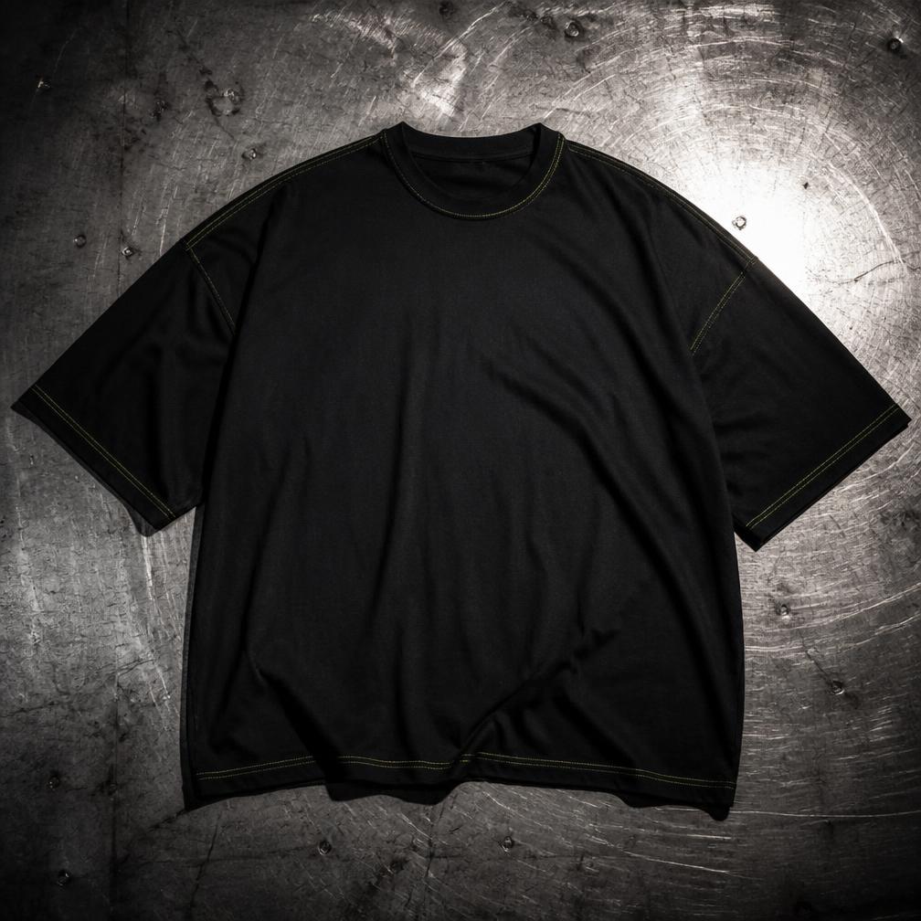 Camiseta negra conceptual sobre una superficie metálica